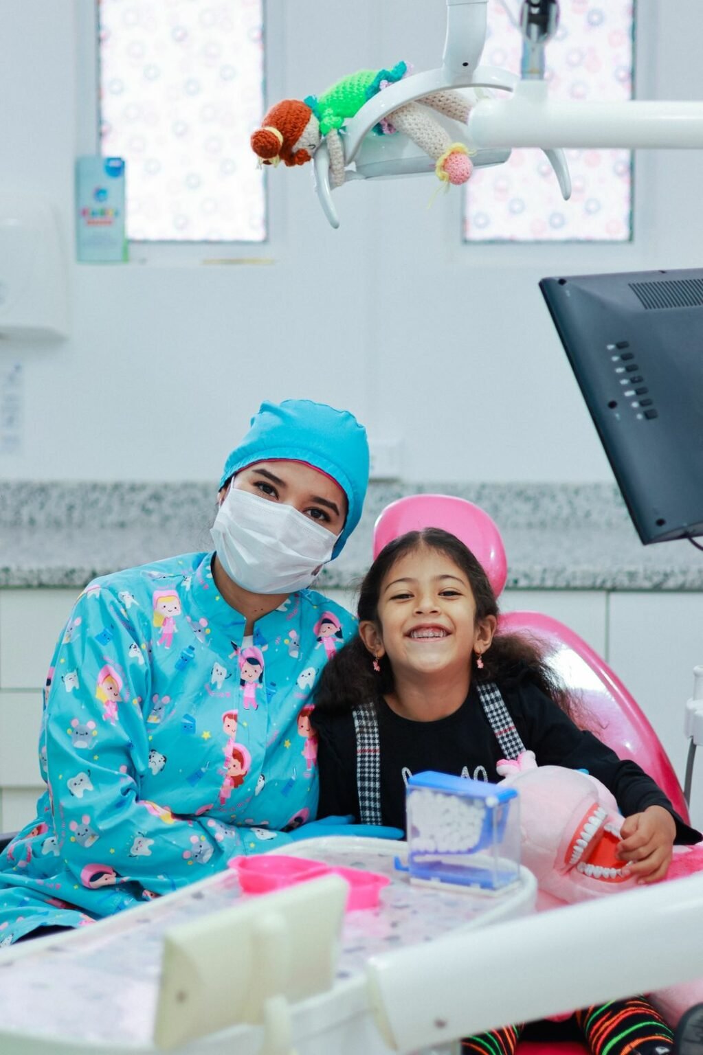 Dra. Rita Aveiga con paciente en consultorio odontopediátrico